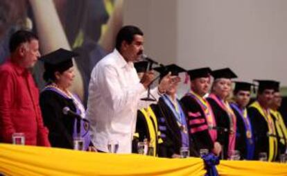 Fotografía cedida por el Palacio de Miraflores donde se ve al presidente encargado de Venezuela, Nicolás Maduro Moros (3-i). EFE/Archivo