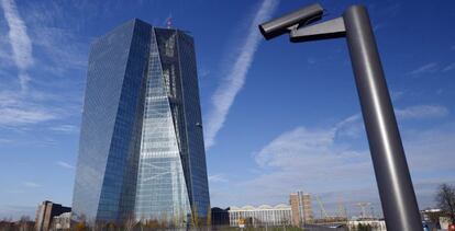 Fotograf&iacute;a de archivo fechada el 7 de diciembre de 2015 que muestra el edificio del Banco Central Europeo (BCE) en Fr&aacute;ncfort, Alemania.