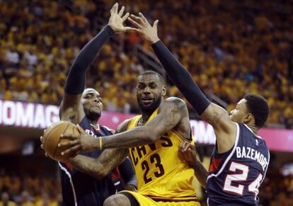 LeBron, entre Millsap y Bazemore.