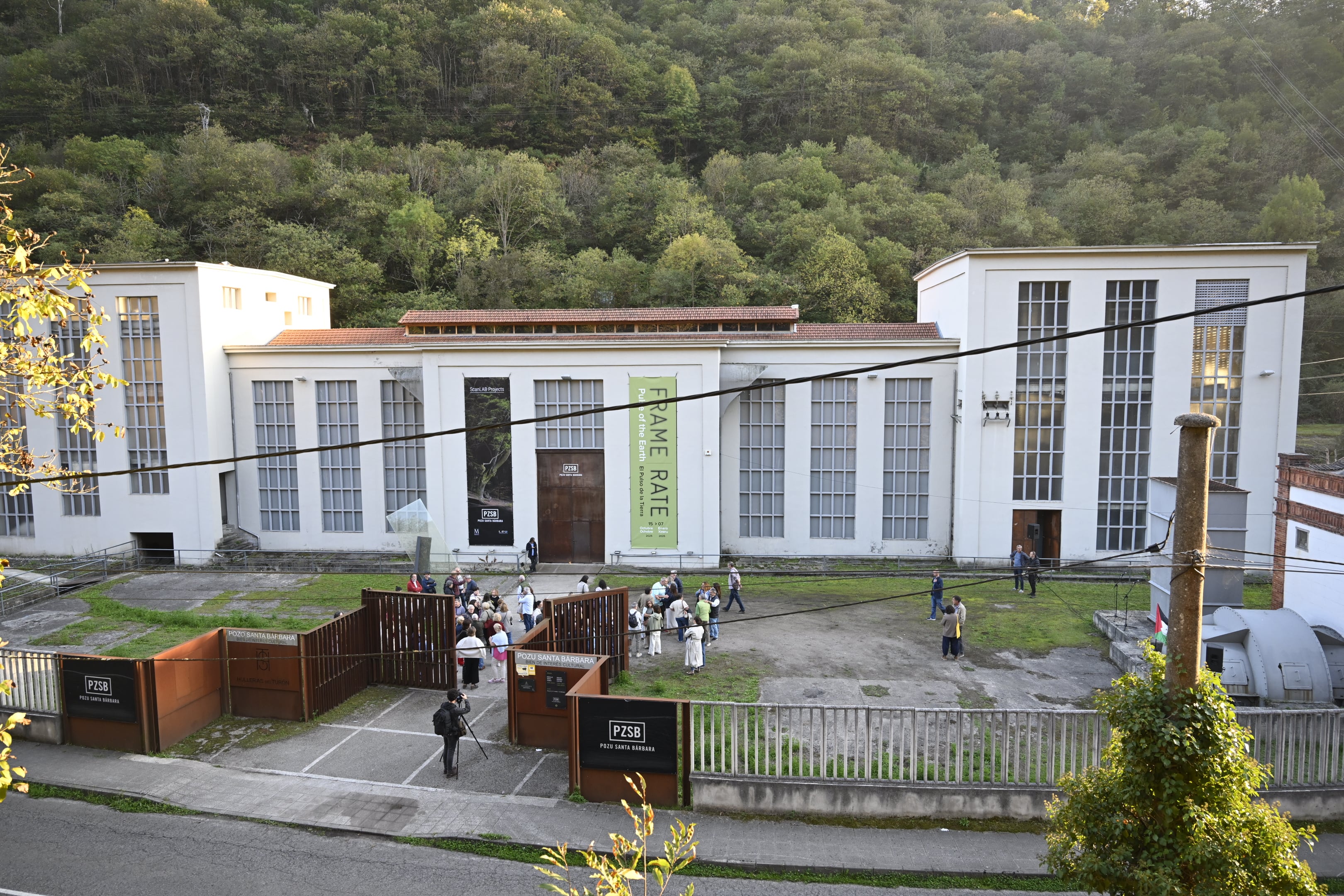 La nueva cara del Pozu de Santa Bárbara como centro cultural bajo la curación del L.E.V. Festival.