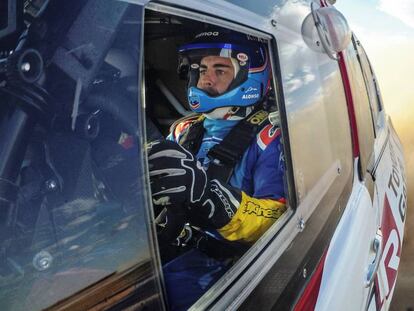 Alonso prueba el coche del Dakar en marzo de 2019.
