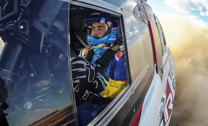 Alonso prueba el coche del Dakar en marzo de 2019.