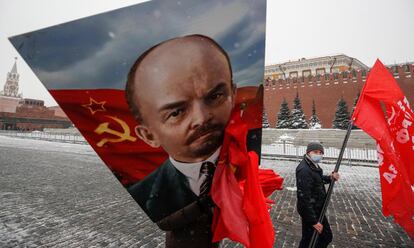 Varios comunistas portan este jueves retratos de Vladimir Lenin en las inmediaciones de la Plaza Roja en Moscú, ante la conmemoración del 97º aniversario de su muerte.