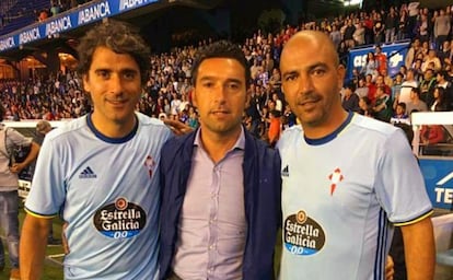 Carlos Sánchez, en el centro, junto a los exfutbolistas del RC Celta Javi González (izda.) y Haim Revivo (dcha.)