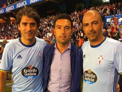 Carlos Sánchez, en el centro, junto a los exfutbolistas del RC Celta y Haim Revivo (izda.)