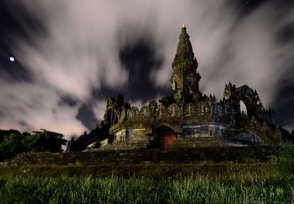 Fotografía tomada con larga exposición durante el eclipse en Jimbaran, en la isla indonesia de Bali. El último eclipse lunar fue el 8 de octubre de 2014 y el próximo tendrá lugar el 27 de septiembre.