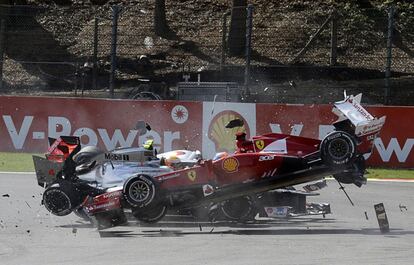 Los coches de Hamilton y Alonso.