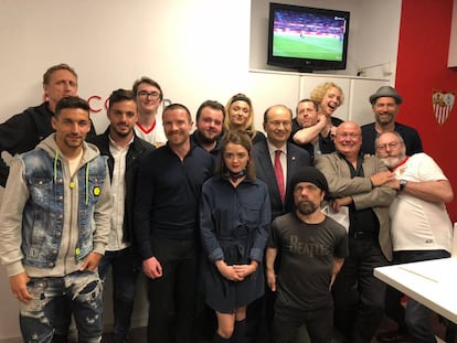 Parte del reparto de 'Juego de tronos' con algunos jugadores del Sevilla en el estadio Sánchez Pizjuán.