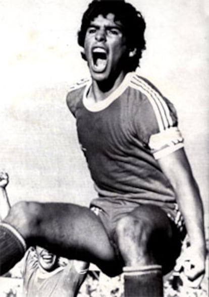 Maradona, con 19 años, en el Argentinos Junior, club con el que debutó el 20 de octubre de 1976, poco antes de cumplir los 16