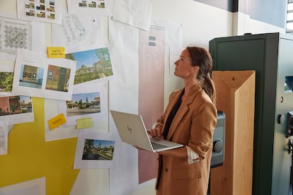 Una mujer sostiene un portátil de HP. FOTO CEDIDA POR LA EMPRESA