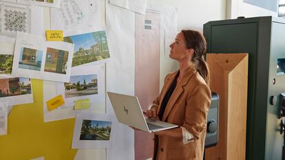 Una mujer sostiene un portátil de HP. FOTO CEDIDA POR LA EMPRESA