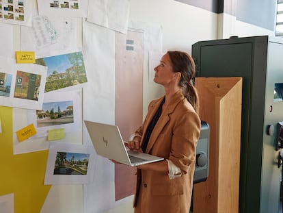 Una mujer sostiene un portátil de HP. FOTO CEDIDA POR LA EMPRESA