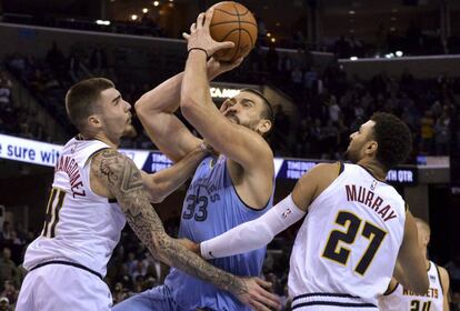 Marc Gasol, entre Juancho Hernangómez y Murray.