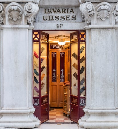 Puerta de la tienda de guantes Luvaria Ulisses, en la lisboeta Rua do Carmo.