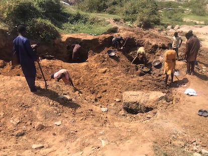 Niños y jóvenes en un yacimiento minero de oro en la localidad de Chanchaga, Estado de Níger en Nigeria