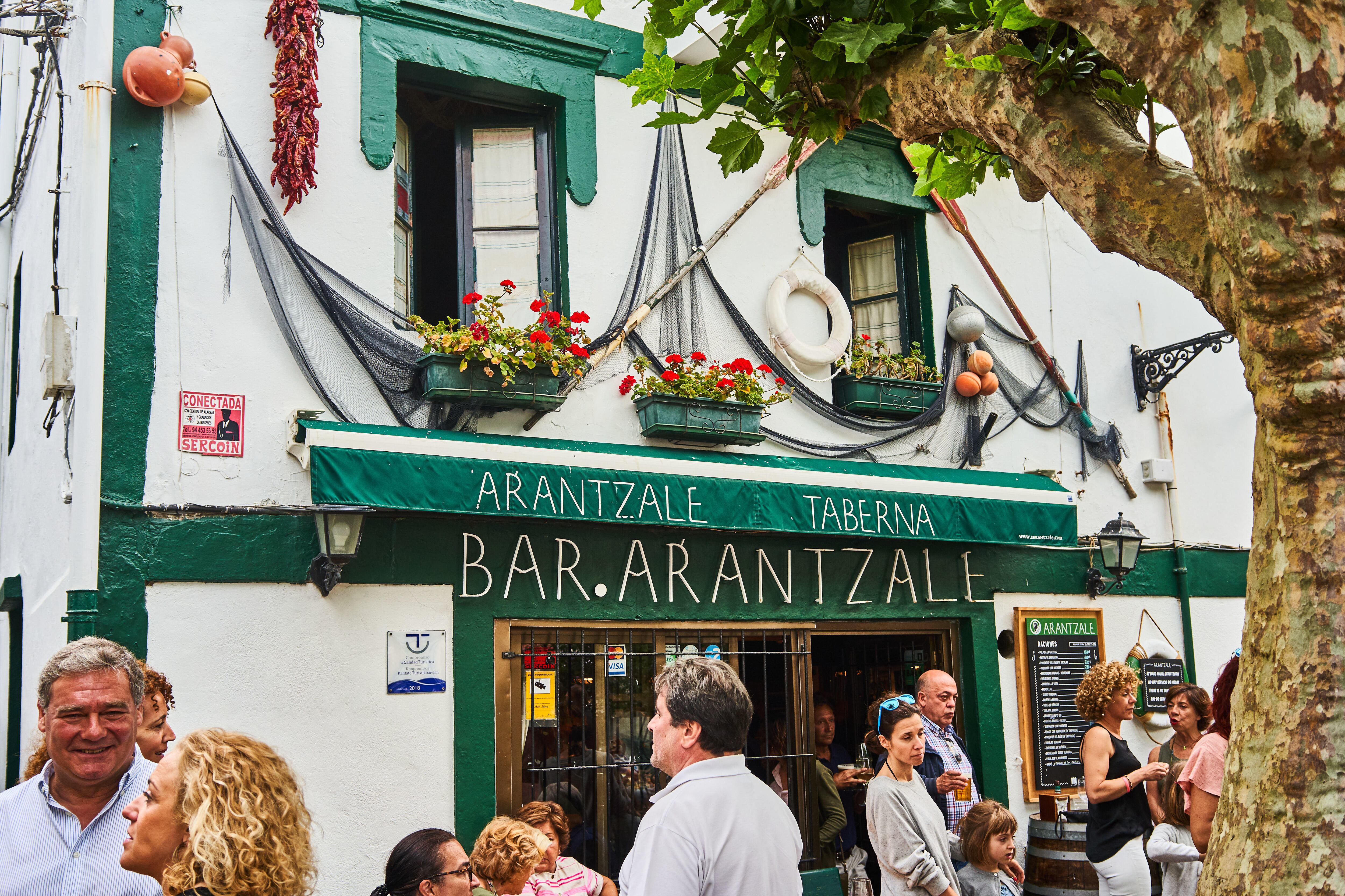 Terraza de la taberna Arrantzale, en Algorta (Getxo).