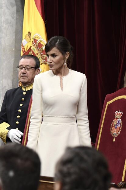 La Reina optó por un traje blanco de líneas sencillas.