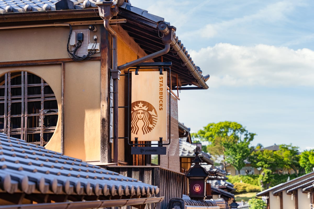Smaller pizzas, a wooden Starbucks logo and tatami in Zara: The demands of the Japanese market