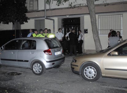 Portal de la calle de Monte Tabor, en Parla, donde anoche un hombre mató a su esposa antes de ahorcarse.