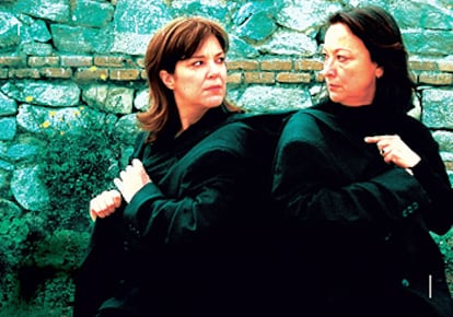 Isabel Ordaz (izquierda) y Charo Amador, en <i>'Algún amor que no mate</i>'.