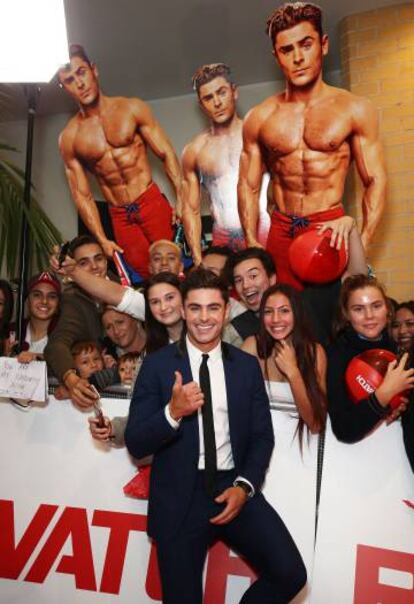 El actor Zac Efron, con unos fans, en el estreno de 'Los vigilantes de la playa', en Sídney el pasado 18 de mayo.