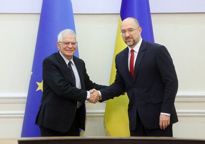 Josep Borrell y el primer ministro de Ucrania, Denys Shmygal, en Kiev el pasado 6 de enero.