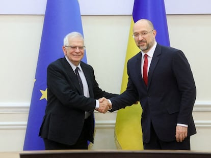 Josep Borrell y el primer ministro de Ucrania, Denys Shmygal, en Kiev el pasado 6 de enero.