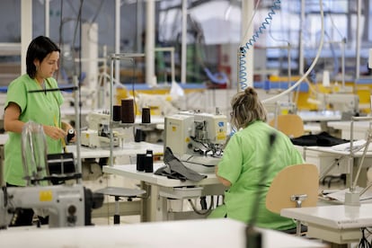 arias mujeres trabajan en la fábrica de Inditex