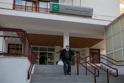 Un anciano sale de un centro residencial para mayores en Sevilla.