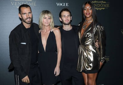 Robin Wright con Clement Giraudet, acompa&ntilde;ados de Hopper Penn, el hijo de la actriz, y Naomi Campbell, en octubre en Par&iacute;s. 