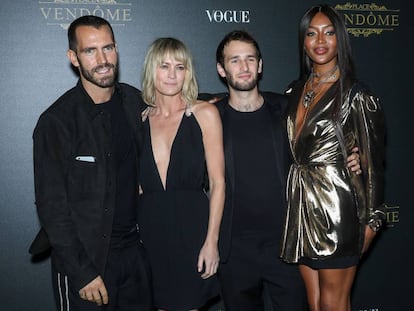 Robin Wright con Clement Giraudet, acompa&ntilde;ados de Hopper Penn, el hijo de la actriz, y Naomi Campbell, en octubre en Par&iacute;s. 