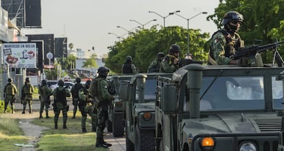 Militares mexicanos en Culiacán, tras el fallido operativo para capturar a Ovidio Guzám, hijo de Joaquín 'El Chapo' Guzmán. 