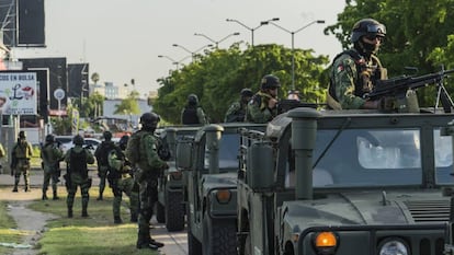 Militares mexicanos en Culiacán, tras el fallido operativo para capturar a Ovidio Guzám, hijo de Joaquín 'El Chapo' Guzmán. 