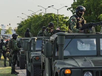 Militares mexicanos en Culiacán, tras el fallido operativo para capturar a Ovidio Guzmán, en octubre de 2019.