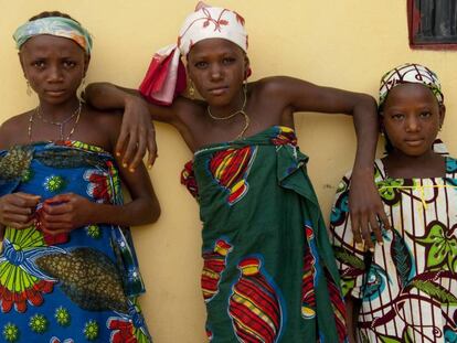 Tres mujeres de la familia Abdulhi en la aldea nigerina de Ta Kuti.