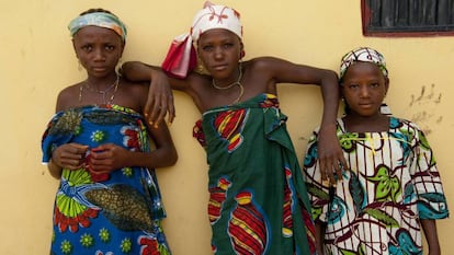 Tres mujeres de la familia Abdulhi en la aldea nigerina de Ta Kuti.