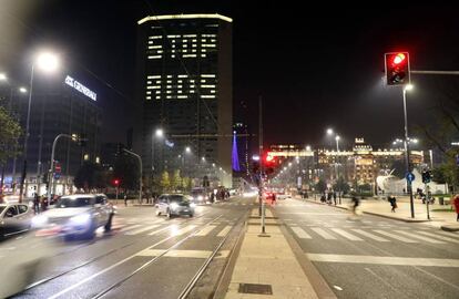 Letreiro em apoio ao Dia Mundial contra a AIDS, na Itália