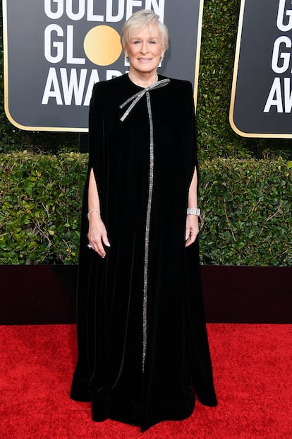 Negro y un adorno en plata, la elección de Glenn Close, nominada a mejor actriz de drama por The Wife. Armani Privé firma su diseño negro con ribete plateado.
