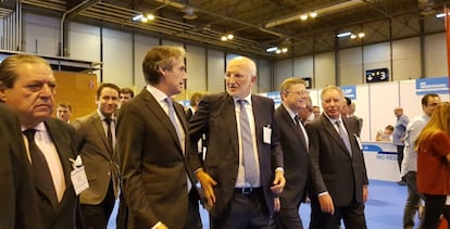 De izquierda a derecha, Vicente Boluda (asociación AVE), Íñigo de la Serna (ministro de Fomento), Juan Roig (presidente de Mercadona, y Ximo Puig (presidente de la Generalitat valenciana), en el encuentro por El Corredor Mediterráneo, en Madrid.