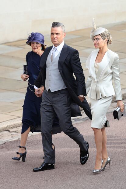 Robbie Williams, con su madre y su pareja, Ayda Field.