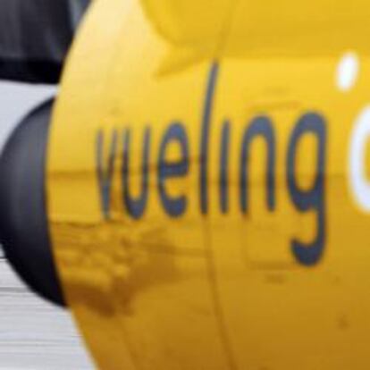 Un avión de la aerolínea Vueling se prepara para iniciar el despegue.