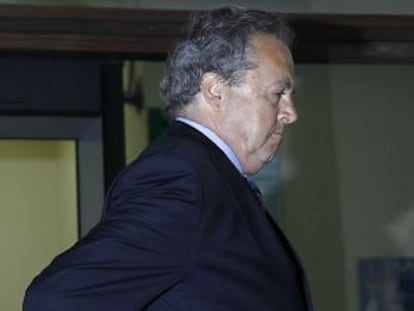 El expresidente de Invercaria Tomás Pérez Sauquillo, a la entrada de los juzgados de Sevilla.