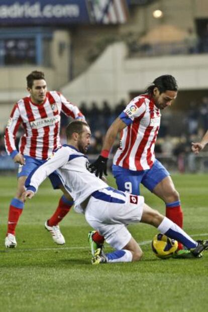 Falcao y, tras él, Koke, ante Ayoze, del Deportivo