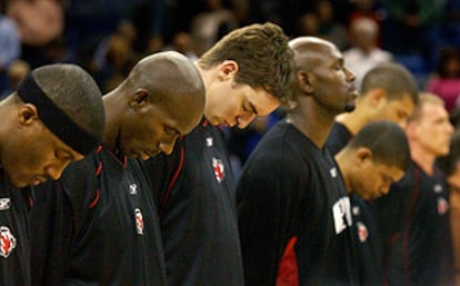 Pau Gasol y sus compañeros de los Grizzlies durante el minuto de silencio por las víctimas de 11-M.