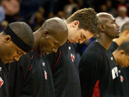 Pau Gasol y sus compañeros de los Grizzlies durante el minuto de silencio por las víctimas de 11-M.