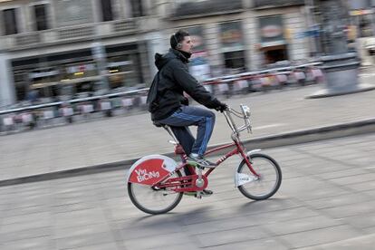 Un ciclista va en una bicicleta del Bicing a Barcelona.