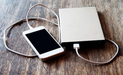 Un 'smartphone' recibe carga de una batería externa portátil.
