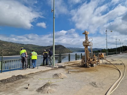 Trabajos de reparación de la filtración en la presa de Rialb (Lleida)