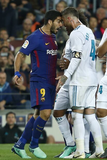 Luis Suárez y Sergio Ramos se encaran durante el partido en el Camp Nou.