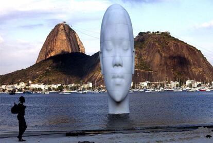 'Mirar en mis sueños (Olhar em meus sonhos)', de Jaume Plensa, en la bahía de Guanabara de Rio de Janeiro, el año pasado.